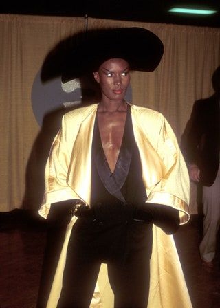 La imagen puede contener Grace Jones Ropa Ropa Sombrero Persona humana y manga