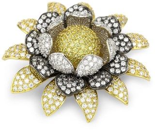 Bilden kan innehålla Tillbehör Tillbehör Smycken Brosch Diamant och ädelsten