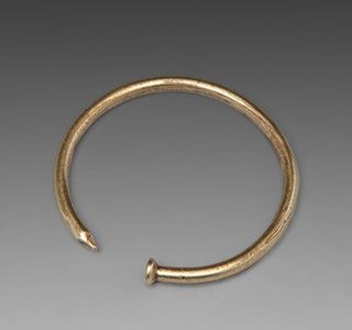Bilden kan innehålla Smycken Tillbehör Tillbehör Armband och manschett