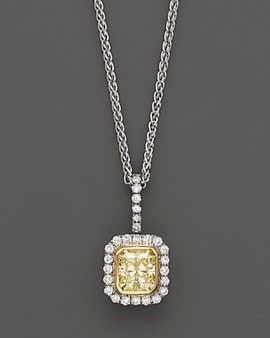Bilden kan innehålla Hänge Halsband Smycken Tillbehör Tillbehör Medaljon Diamant och ädelsten