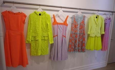La imagen puede contener ropa, ropa, vestido, boutique y tienda