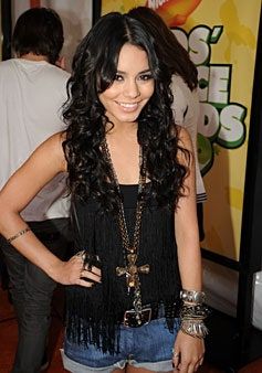 La imagen puede contener colgante y cabello de persona humana de Vanessa Hudgens
