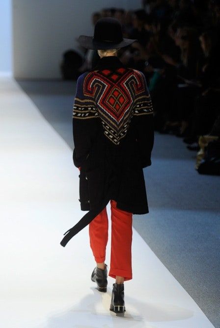 Bilden kan innehålla Kläder Apparel Runway Människoperson Mode och hatt