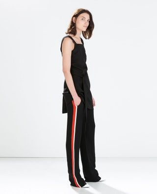 La imagen puede contener Vestido Ropa Ropa Persona humana Bata Moda Vestido de noche y vestido