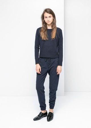 La imagen puede contener Ropa Abrigo Abrigo Traje Humano Persona femenina Mujer y pantalones