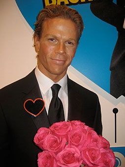 La imagen puede contener Persona humana Planta Flor Flor de rosa Traje Abrigo Ropa Abrigo Ropa Corbata y accesorios