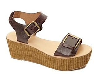 La imagen puede contener ropa, calzado y sandalias.