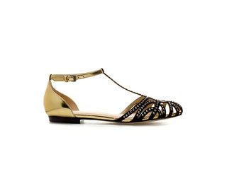 La imagen puede contener ropa, calzado y sandalias.