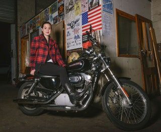 画像には、輸送車両、オートバイ、ホイール、人間、モーター、エンジンが含まれている場合があります