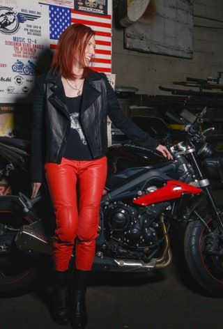 画像には衣料品のアパレルコートジャケットホイールマシン輸送車両オートバイ人間と人が含まれている可能性があります