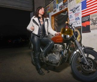 画像には、車両輸送用オートバイ人間用ホイールマシンとモーターが含まれている場合があります