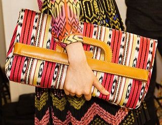 La imagen puede contener accesorios, accesorios y joyas.