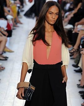 La imagen puede contener Joan Smalls Disfraz Persona humana Ropa Vestimenta Moda Calzado y pasarela