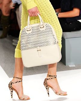 La imagen puede contener Bolso Accesorios Bolso de accesorios Ropa Ropa Persona humana y monedero