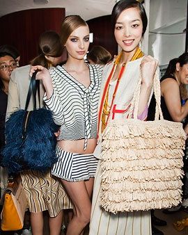 La imagen puede contener Ropa Ropa Persona humana Fei Fei Sun Vestido femenino y mujer