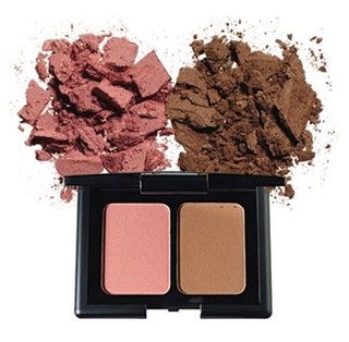 Bilden kan innehålla kosmetika och ansiktsmakeup