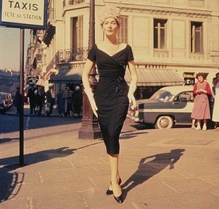 La imagen puede contener Persona humana Ropa Ropa Vestido de noche Vestido de moda Vestido de túnica Mujer y mujer