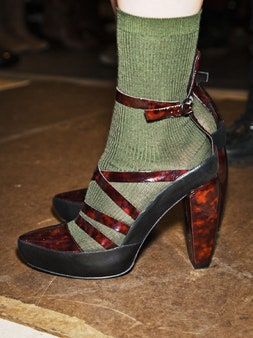 La imagen puede contener ropa, calzado, calzado y sandalias