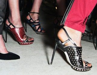 La imagen puede contener Ropa Vestimenta Calzado Zapato Persona humana y Tacón alto