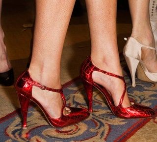 La imagen puede contener Ropa Vestimenta Calzado Persona humana Zapato y Tacón alto