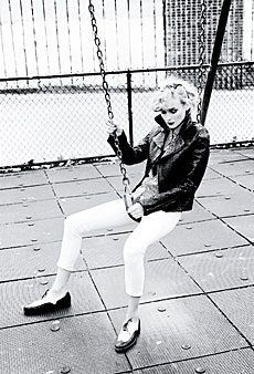 この画像には、Human Person Swing Toy Playground Play Area Clothing andApparelが含まれている可能性があります