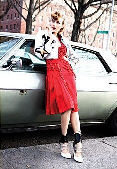 この画像には、衣料品のアパレル、女性、女性、車両、自動車、自動車、ドレスが含まれている場合があります。