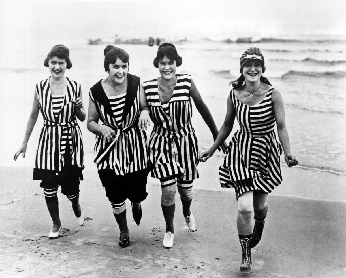 Bild könnte enthalten Kleidung Kleidung Shorts Mensch Ozean Wasser Im Freien Natur Meer Küste Küste und Strand