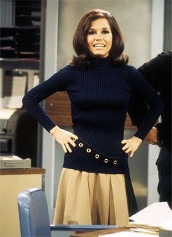 Bilden kan innehålla Kläder Klädsel Klänning Kvinna Människoperson Mary Tyler Moore Kvinna Byxor Ärm och långärmad