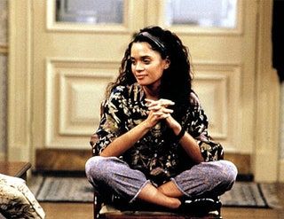 Bilden kan innehålla Lisa Bonet Människoperson Sittande Trä Kläder Kläder Häl Möbler och Kvinna