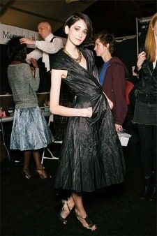 La imagen puede contener Ropa Vestimenta Persona humana Vestido de noche Vestido de moda Bata Vestido y falda