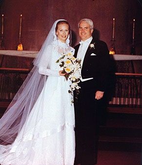 Bild kann enthalten Kleidung Kleidung Menschliche Person Mode Robe Kleid Hochzeits- und Hochzeitskleid