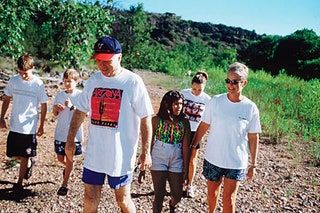 Bild kann Mensch Mensch Mensch Familie Kleidung Kleidung und Shorts enthalten