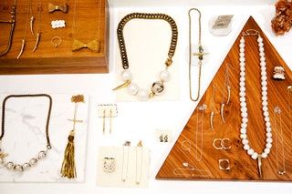 La imagen puede contener joyería, collar, accesorios, accesorio y abalorio