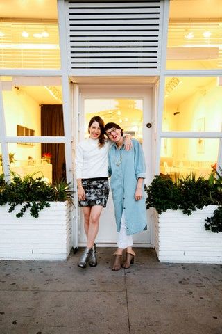 La imagen puede contener Ropa Ropa Persona humana Mujer Decoración del hogar Pantalones cortos Falda Mujer Calzado y calzado