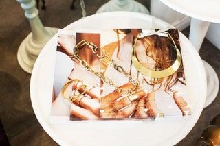 La imagen puede contener accesorios, accesorios, prendas de vestir, prendas de vestir y joyas