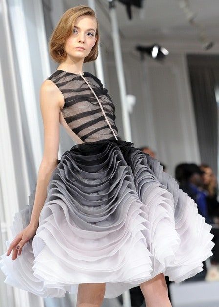 La imagen puede contener Ropa Vestimenta Vestido Persona femenina humana Falda Mujer Vestido de noche Vestido y bata de moda