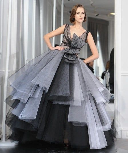 La imagen puede contener Ropa Vestimenta Vestido de noche Bata Moda Persona humana Mujer Boda y vestido de novia
