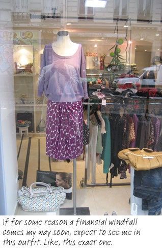 Bilden kan innehålla Kjol Kläder Apparel Boutique Shop Människoperson och Möbler