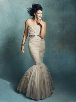 La imagen puede contener Ropa Vestimenta Vestido de noche Bata Moda Persona humana Vestido Boda y vestido de novia