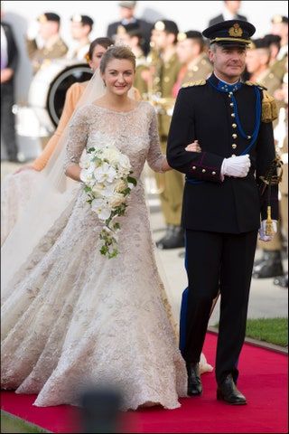 Das Bild kann enthalten Kleidung Kleidung Menschliche Person Robe Mode Hochzeit Hochzeitskleid Kleid Schuhe und Schuhe