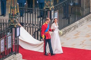 Bild kann enthalten Kleidung Kleidung Menschliche Person Mode Robe Kleid Hochzeit Militäruniform und Militär