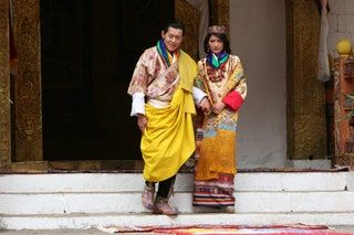 Bild könnte enthalten Jigme Khesar Namgyel Wangchuck Kleidung Kleidung Mensch Jetsun Pema und Tanzpose