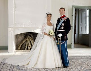 Bild kann enthalten Kleidung Kleidung Menschliche Person Brautkleid Robe Kleid Hochzeitsmode Frau und Frau