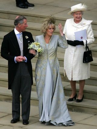 Bild könnte Elisabeth II. enthalten Kleidung Kleidung Menschliche Person Mantel Mantel Anzug Abendkleid Mode und Kleid