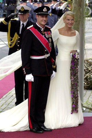 Bild könnte enthalten Kleidung Kleidung Menschliche Person Robe Mode Kleid Abendkleid Militäruniform Militär und Hut