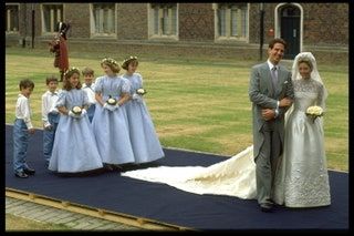 Bild könnte enthalten Kleidung Kleidung Menschliche Person Robe Mode Weibliches Kleid Abendkleid Schuhe Schuh und Hochzeit