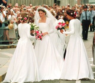 Bild kann enthalten Kleidung Kleidung Menschliche Person Mode Kleid Robe Hochzeits- und Hochzeitskleid