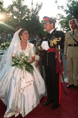 Bild kann enthalten Kleidung Kleidung Menschliche Person Mode Robe Militäruniform Militär und Kleid
