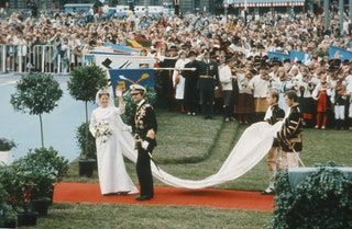 Bild kann enthalten Kleidung Kleidung Menschliche Person Mode Robe Kleid Hochzeit und Menschenmenge