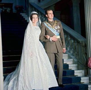 Bild kann enthalten Kleidung Kleidung Mensch Robe Abendkleid Mode Kleid Mantel Ärmel und Hochzeit